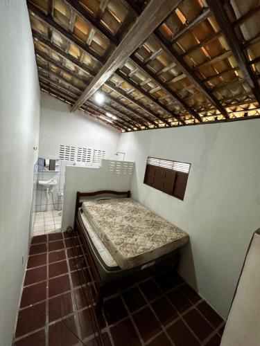 um quarto com uma cama no canto de um quarto em Casa de praia em camurupim em Nísia Floresta