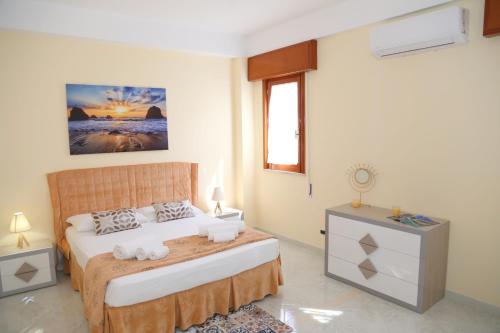 马扎拉德尔瓦洛AFFITTACAMERE DA CICCIO的一间卧室配有一张床和一张桌子,上面配有毛巾