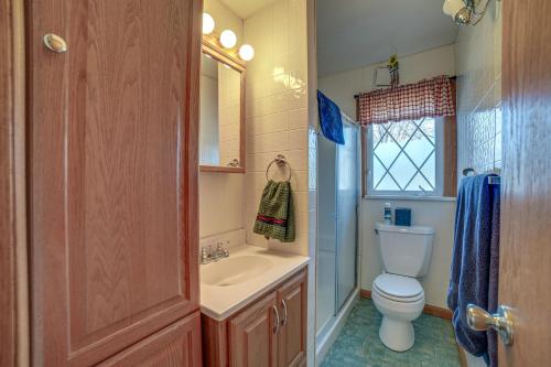 Ένα μπάνιο στο Quaint Youngstown Home about 2 Mi to Boardman Park!