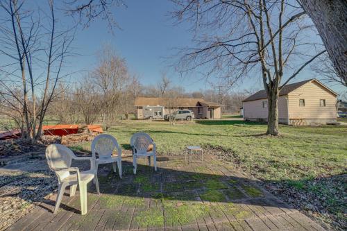 Κήπος έξω από το Quaint Youngstown Home about 2 Mi to Boardman Park!