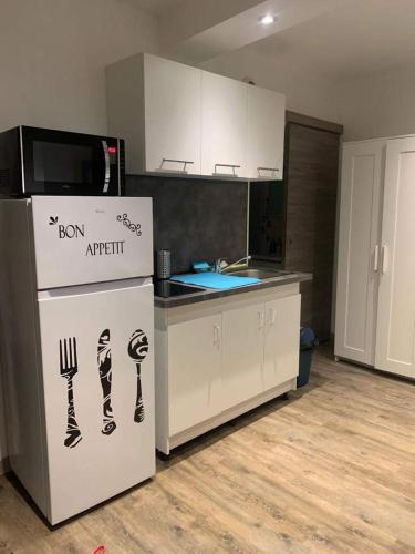 - une cuisine avec une table et une boîte dans l'établissement Studio 24m2 intra-muros, à Avignon