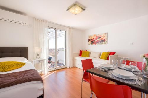 um quarto com uma mesa de jantar e uma sala de estar em Apartment Cable car 1 em Dubrovnik