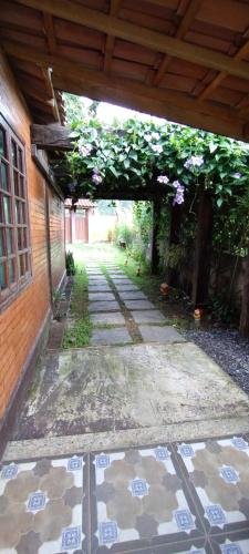 an outdoor walkway with awning and a brick building at Casa de Tijolinho Penedo-RJ in Penedo