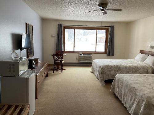 Habitación de hotel con 2 camas y ventana en Great Northern Motel, en Mercer