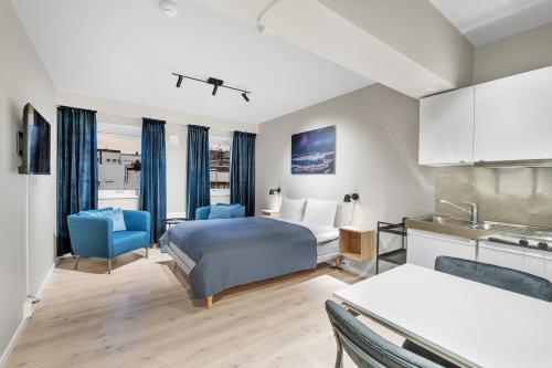 um quarto de hotel com uma cama e uma cozinha em Bispegata 5 - Studio Apartment hotel em Tromsø