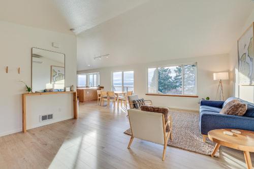 Port Townsend Escape with Deck, Bay and Mountain Viewsにあるシーティングエリア