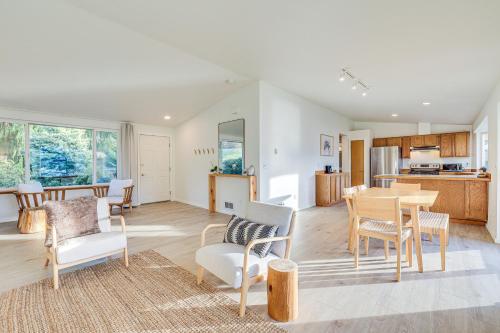 ポート・タウンゼンドにあるPort Townsend Escape with Deck, Bay and Mountain Viewsのテーブルと椅子のあるキッチンとリビングルーム
