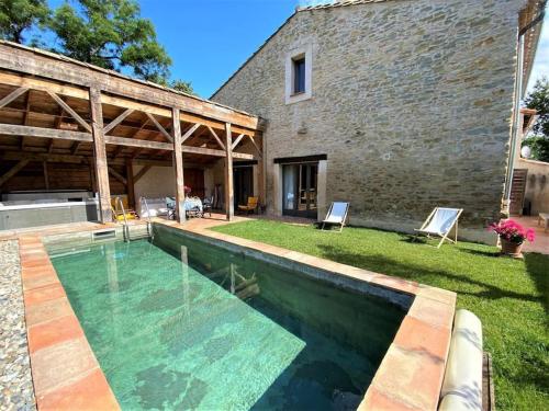 une piscine dans l'arrière-cour d'une maison dans l'établissement Gîte de caractère La Grange Saint Papoul, à Saint-Papoul