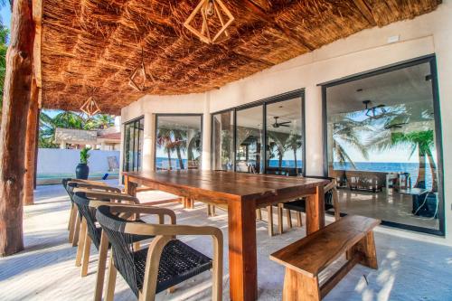a dining room with a table and chairs at Villa Tankah 7 Cielo in Tulum