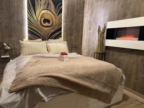 Un dormitorio con una cama con una manta. en Sea View APARTMENT STAVANGER Favorite en Stavanger