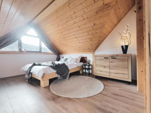 シュチルクにあるBeskidzka Kępaの木製の天井が特徴のベッドルーム1室(ベッド1台付)