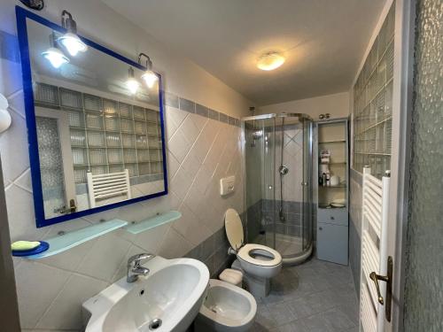 uma casa de banho com um lavatório, um WC e um chuveiro em Appartamento in the Heart of Tuscany em Monsummano