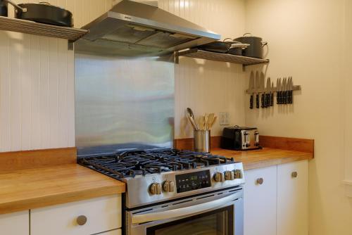a kitchen with a stove top oven in a kitchen at 1830's Large 4BR in Heart of Acadia! [Somes Villa] in Somesville
