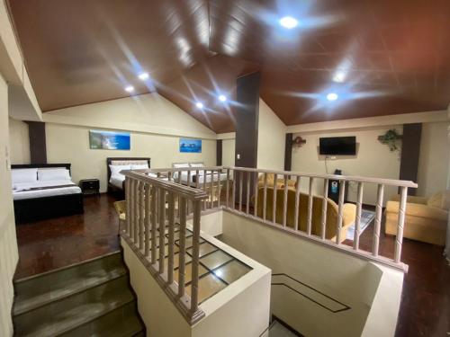 Zimmer mit einer Treppe und einem Wohnzimmer in der Unterkunft HOTEL ORILLAS DEL ZAMORA in Zamora
