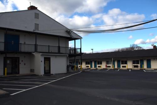 an empty parking lot in front of a building at Days Inn by Wyndham Wrightstown McGuire AFB Bordentown in Wrightstown