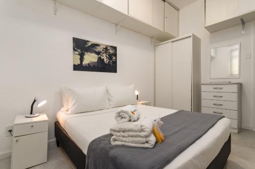 a bedroom with a bed with towels on it at Charme em Ipanema - Ideal para casais - NS101 Z1 in Rio de Janeiro