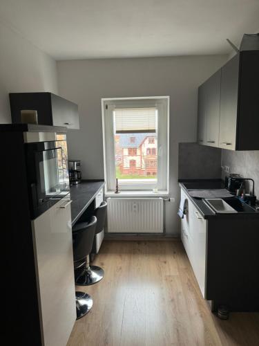 una cocina vacía con fregadero y ventana en Gemütliches Appartement "Franz" in Halle, en Rusches Hof