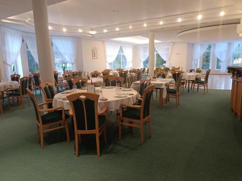 - une salle à manger avec des tables et des chaises dans l'établissement Willa Jarzębina, à Duszniki-Zdrój