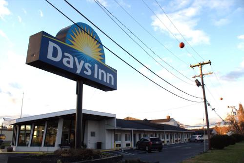 a davis inn sign in front of a building at Days Inn by Wyndham Wrightstown McGuire AFB Bordentown in Wrightstown
