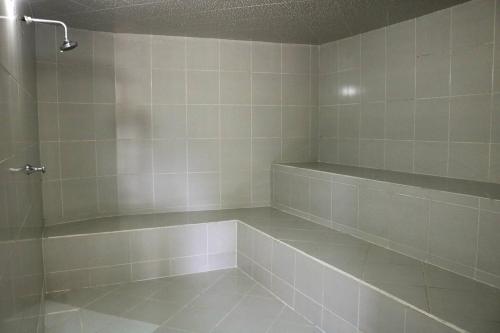 a tiled bathroom with a tub and a shower at Hotel en Rionegro-Rioverde- Apartamento in Rionegro