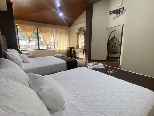 ein Hotelzimmer mit 2 Betten und einem Fenster in der Unterkunft HOTEL ORILLAS DEL ZAMORA in Zamora