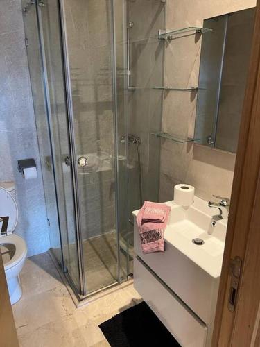 een badkamer met een douche, een wastafel en een toilet bij Beautiful apartment in Golf City Marrakech in Marrakesh