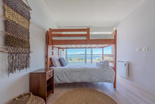 Dormitorio con litera y vistas al océano en Vistas al lago y tinaja, perfecto para familias, en Puerto Varas