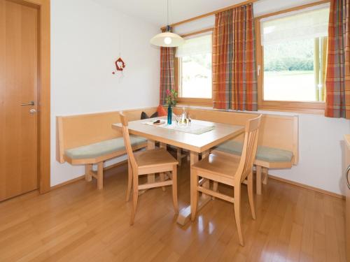 ein Esszimmer mit einem Tisch und Stühlen in der Unterkunft Appartement Moosbrugger Haus Elisabeth in Schoppernau