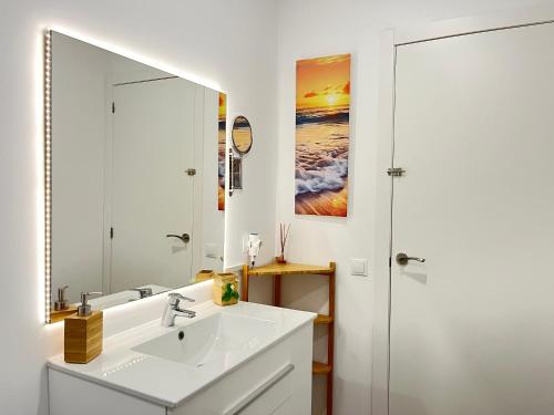 La salle de bains blanche est pourvue d'un lavabo et d'un miroir. dans l'établissement ☆The Central Valencia Stay☆, à Valence