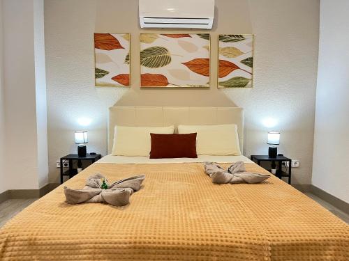 um quarto com uma cama grande com duas almofadas em ☆The Central Valencia Stay☆ em Valência