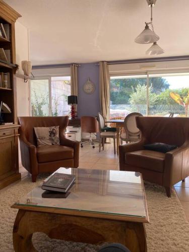 un salon avec deux canapés et une table dans l'établissement Avignon,Climatisé,4 ad. +/- bb, à Villeneuve-lès-Avignon