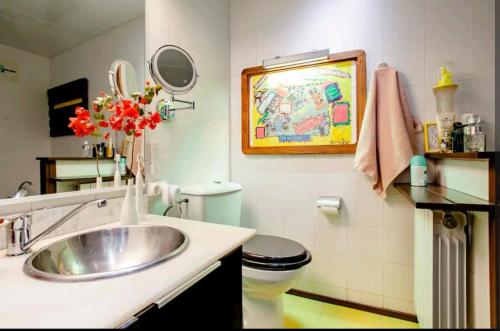 La salle de bains est pourvue d'un lavabo et de toilettes. dans l'établissement Jardin secreto en el centro de Barcelona 2, à Barcelone