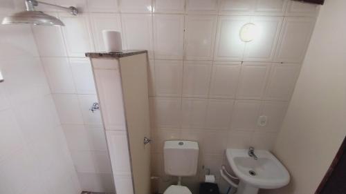 ein kleines Badezimmer mit Toilette und Waschbecken in der Unterkunft Solar Oliveira in Angra dos Reis