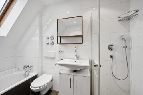Koupelna v ubytování EXQUIS Maisonette Design Apartment JACOB I Stadtmitte I Klimaanlage I Balkon I 2 Parkplätze I Netflix