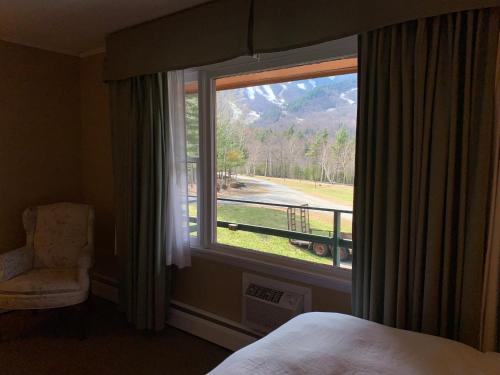 1 dormitorio con ventana y vistas a la montaña en Ledge Rock at Whiteface en Wilmington