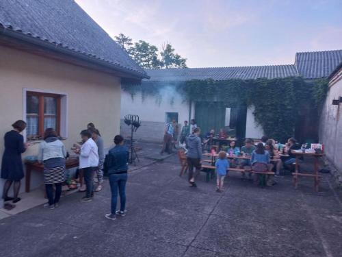 a group of people standing outside of a building at Bauernhaus mit großem Innenhof und Garten - ideal für große Gruppen in Seefeld-Kadolz