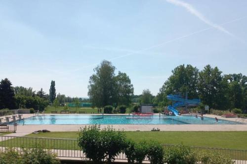 een groot zwembad met een glijbaan in een park bij Bauernhaus mit großem Innenhof und Garten in Seefeld