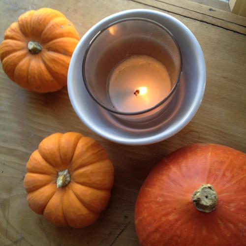 a candle and pumpkins on a table with pumpkins at Gîte 1694 - 4 étoiles - proche Futuroscope in Scorbé-Clairvaux