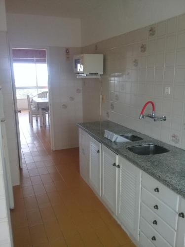 cocina con fregadero y encimera en Apartamento en Punta del Este, en Punta del Este