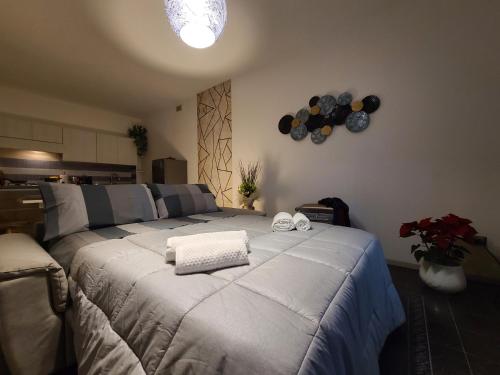 Ένα ή περισσότερα κρεβάτια σε δωμάτιο στο La Gardenia Deluxe Apartment