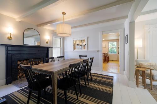 uma sala de jantar com mesa e cadeiras em 1830's Large 4BR in Heart of Acadia! [Somes Villa] em Somesville