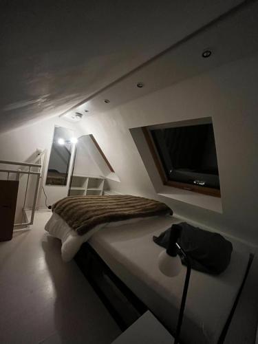 Schlafzimmer mit einem Bett und einem Flachbild-TV in der Unterkunft OBK City Lodge: Designer duplex appartment in Oberkassel, close to river rhine, Areal Böhler and Messe Düsseldorf in Düsseldorf