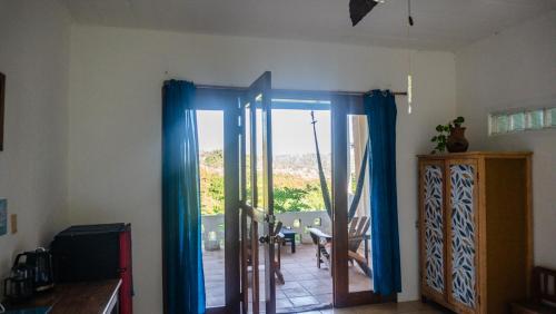 a living room with a door open to a patio at Posada Arigalan in Mazunte