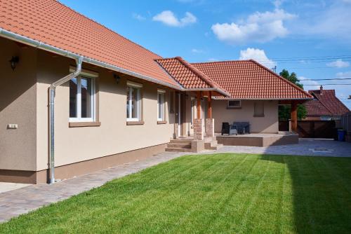 NyékládházaにあるDeák Apartmanの前の緑の芝生の家