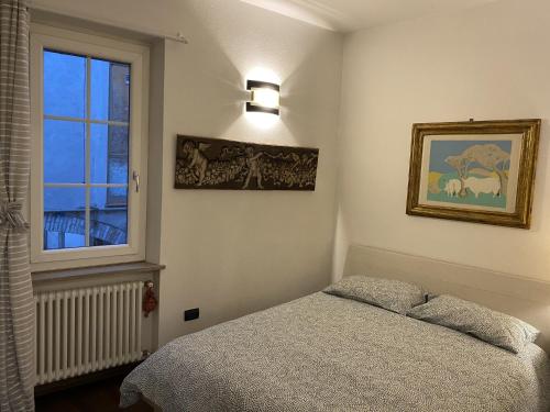 - une chambre avec un lit et une fenêtre dans l'établissement Dall’antiquario, à Parme