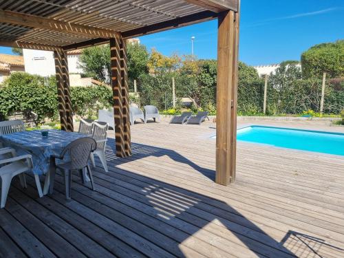 Piscine privative, CLIM, WIFI, plage au bout de la rue, 5min à pied, 6 couchages, bel appartement rdc