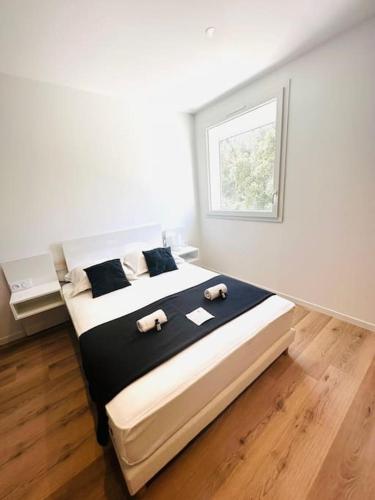 une chambre avec un grand lit avec une fenêtre dans l'établissement 