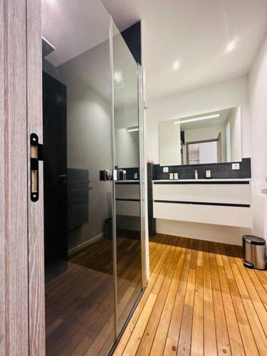 La salle de bains est pourvue d'un miroir et de parquet. dans l'établissement 