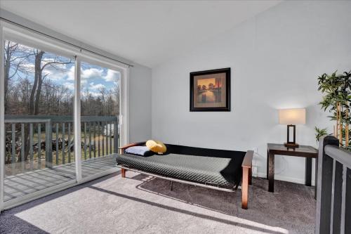 Ein Balkon oder eine Terrasse in der Unterkunft Heart of Pocono Mtn 3bd 2ba Gameroom Pocono Raceway