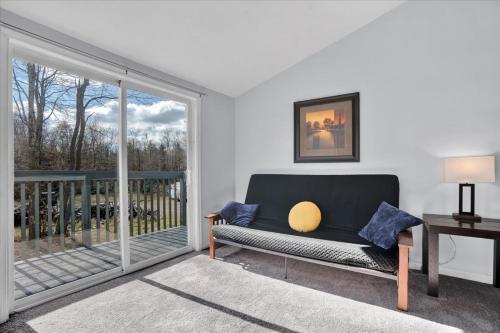Ein Sitzbereich in der Unterkunft Heart of Pocono Mtn 3bd 2ba Gameroom Pocono Raceway